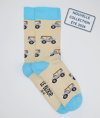 Chaussettes fantaisie bleues et crème à motif voiture de plage, en coton biologique, fabriquées au Portugal, confortables et résistantes.