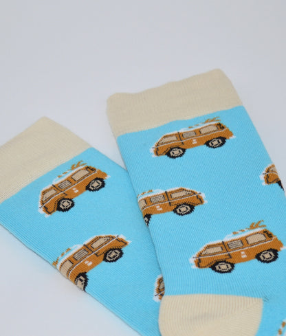 Chaussettes fantaisie bleues et crème à motif Méhari, en coton biologique, fabriquées au Portugal, confortables et résistantes.