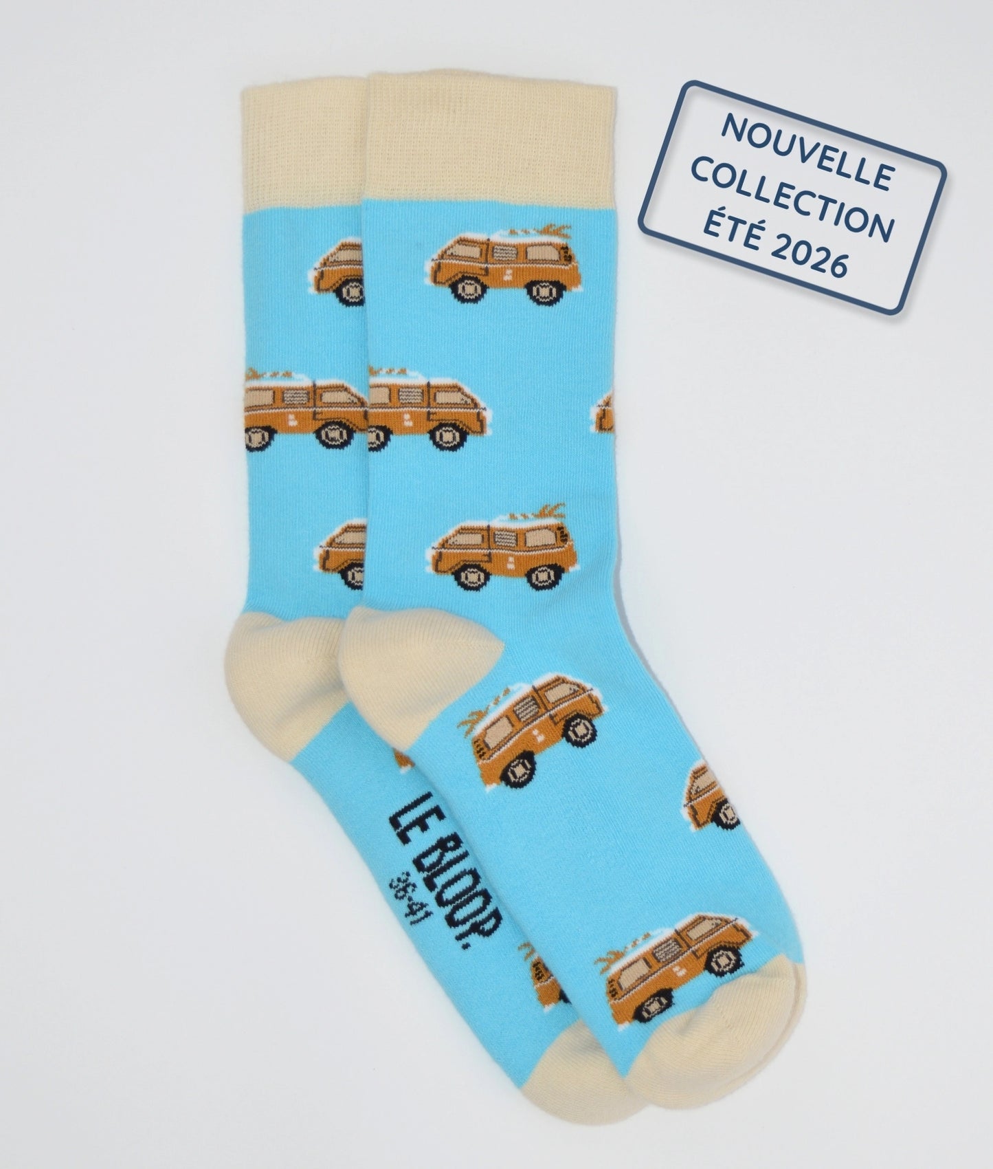 Chaussettes fantaisie bleues et crème à motif Van, en coton biologique, fabriquées au Portugal, confortables et résistantes.