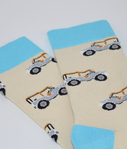 Chaussettes fantaisie bleues turquoise et crème à motif voiture de plage, en coton biologique, fabriquées au Portugal, confortables et résistantes.