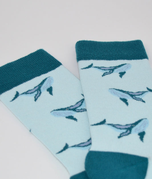 Chaussettes fantaisie bleues et vertes à motif baleines, en coton biologique, fabriquées au Portugal, confortables et résistantes.