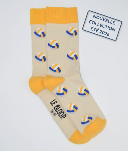 Chaussettes fantaisie crème et jaune à motif ballon de volley, en coton biologique, fabriquées au Portugal, confortables et résistantes.