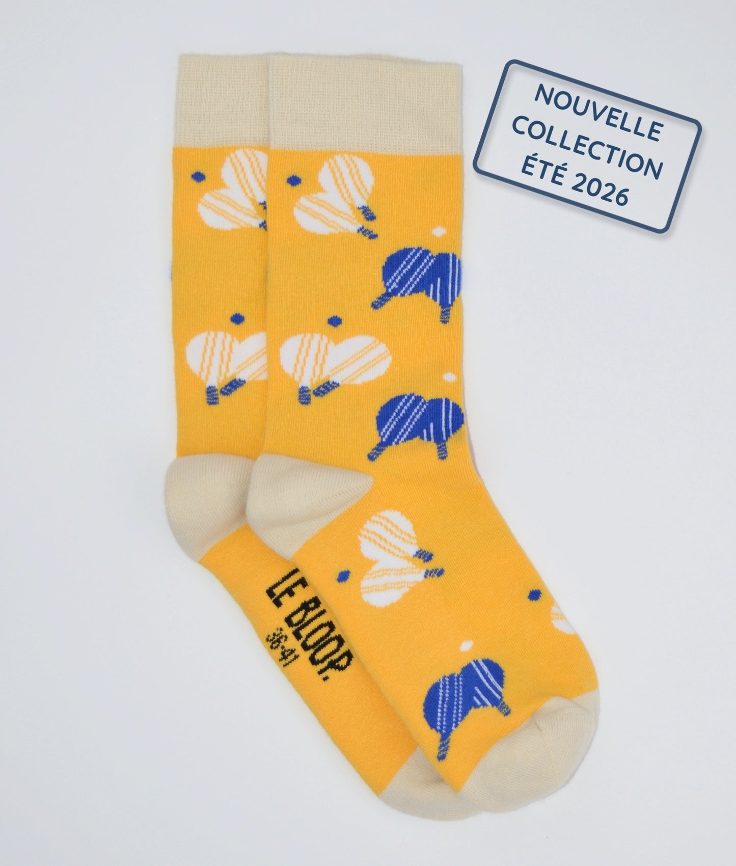 Chaussettes fantaisie jaunes et crème à motif raquettes de plage, en coton biologique, fabriquées au Portugal, confortables et résistantes.