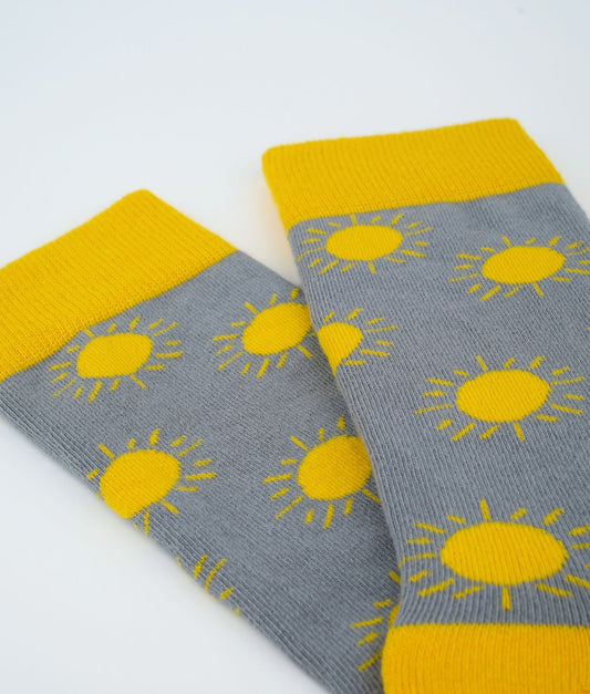 Chaussettes grises et jaunes en coton biologique avec imprimé de soleils, chaussettes fantaisie originales et colorées