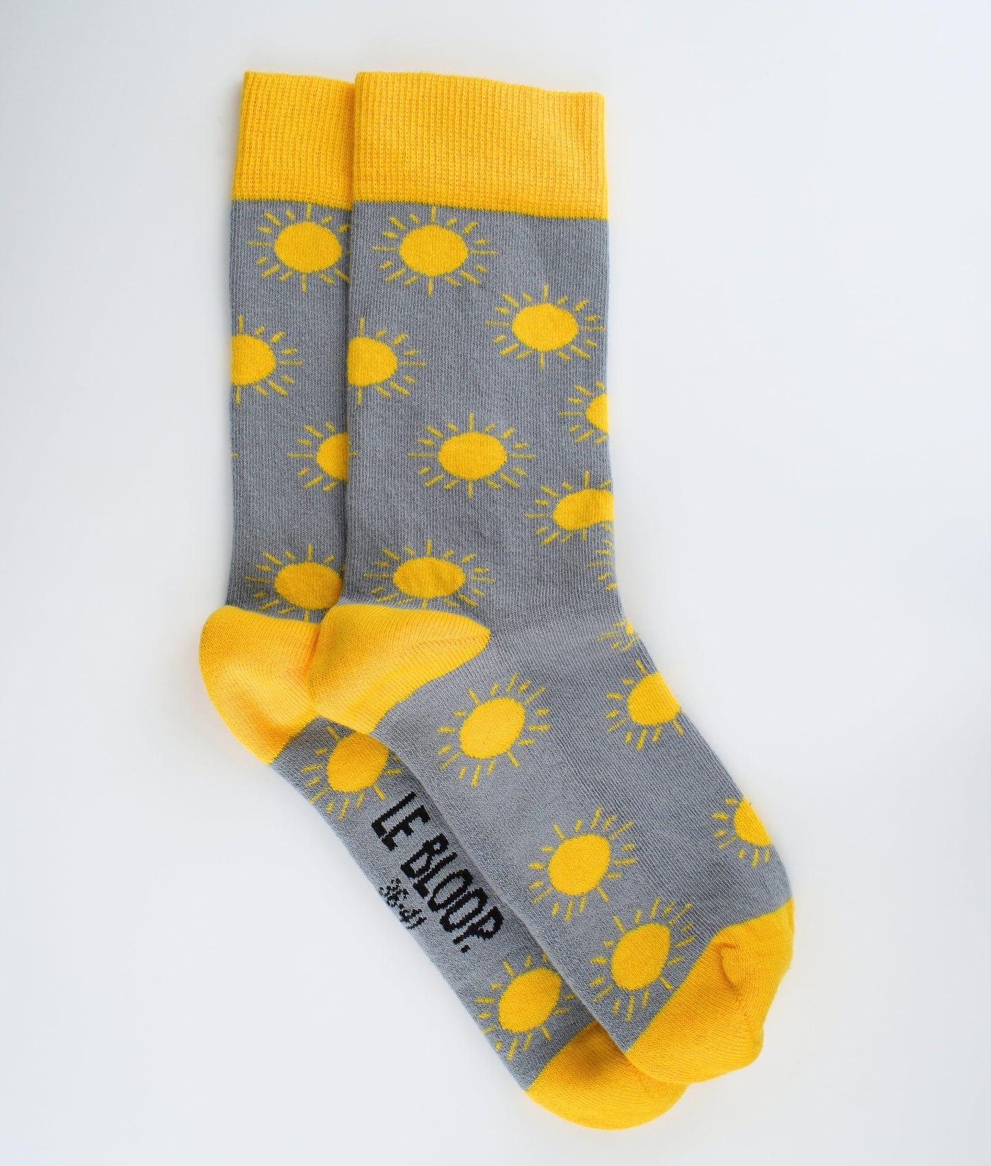 Chaussettes grises et jaunes en coton biologique avec imprimé de soleils, chaussettes fantaisie originales et colorées.