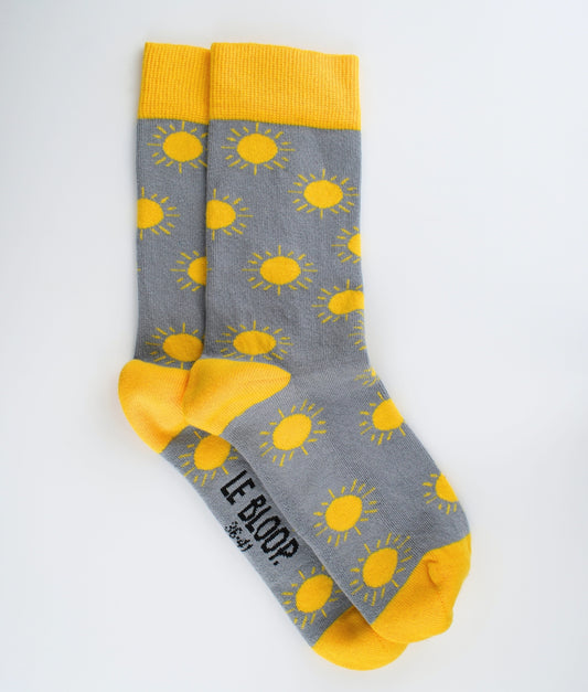 Chaussettes grises et jaunes en coton biologique avec imprimé de soleils, chaussettes fantaisie originales et colorées.