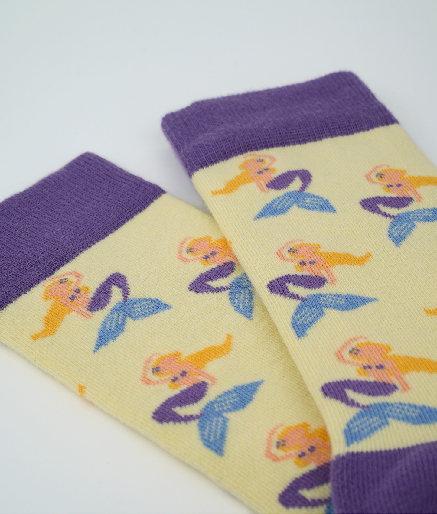 Chaussettes fantaisie en coton biologique jaunes et violet avec motif de sirènes