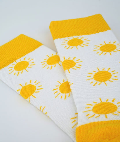 Chaussettes fantaisie en coton biologique jaunes avec motif de soleils