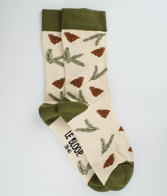 Chaussettes fantaisie kaki et beige à motif de pommes de pin. En coton biologique et tricotées en Europe, elles offrent un confort durable et un style inspiré de la nature.