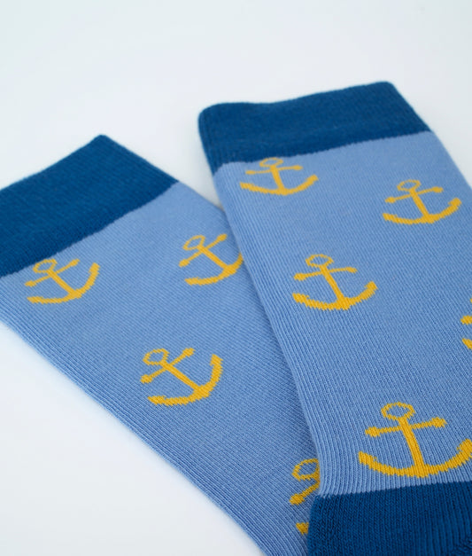 Chaussettes fantaisie à motif d’ancres et de bateaux marins, inspirées de l’univers nautique.