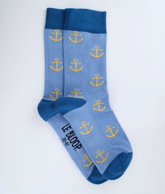 Chaussettes fantaisie à motif d’ancres et de bateaux marins, inspirées de l’univers nautique.