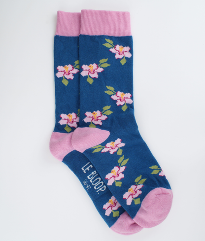 Chaussettes en coton biologique avec imprimé de roses trémières roses, chaussettes fantaisie fleuries et originales