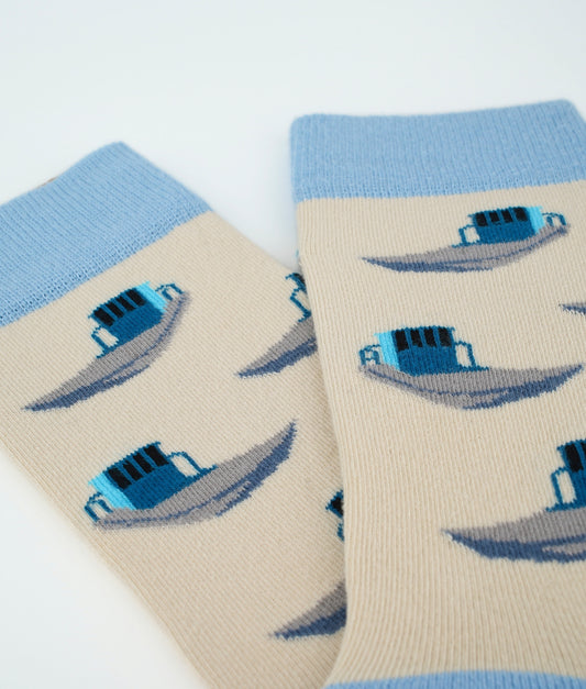 Chaussettes fantaisie beiges à motif de chalands ostréicoles, inspirées du patrimoine maritime. Fabriquées en Europe en coton biologique, elles allient confort, douceur et authenticité pour un style unique au quotidien.