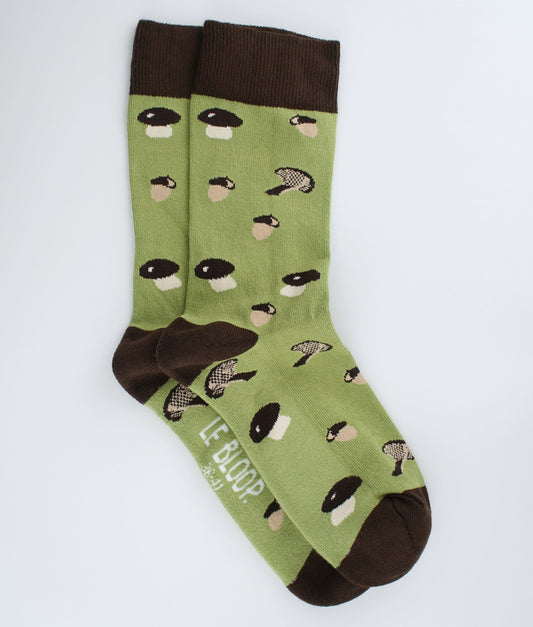 Chaussettes fantaisie vertes à motif de champignons et de glands.