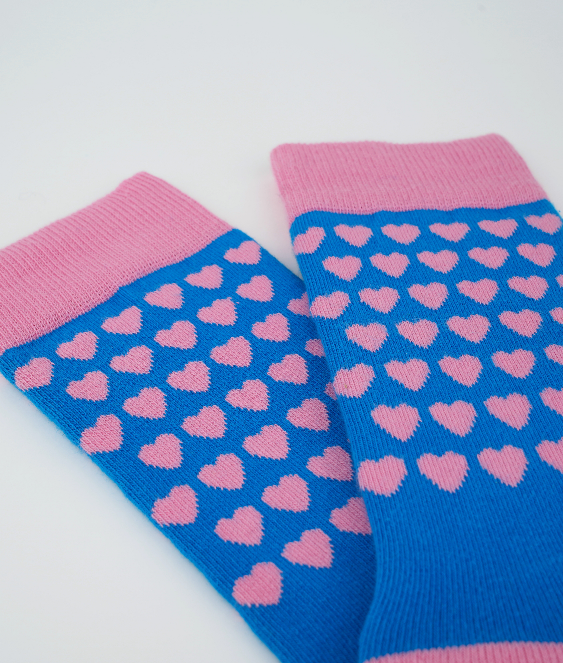 Chaussettes fantaisie en coton biologique avec motif de cœurs roses et bleus