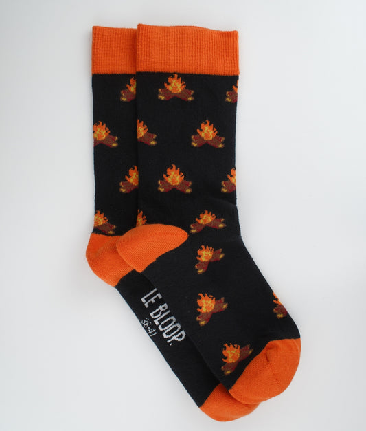 Chaussettes fantaisie à motif de feux de camp et camping, inspirées des escapades en pleine nature. Fabriquées en Europe en coton biologique, elles apportent confort, douceur et une touche d’aventure à vos tenues du quotidien.