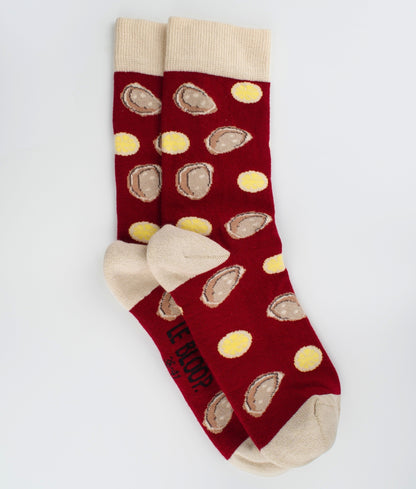 Chaussettes fantaisie en coton biologique bordeaux avec motif d'huîtres et de citrons.