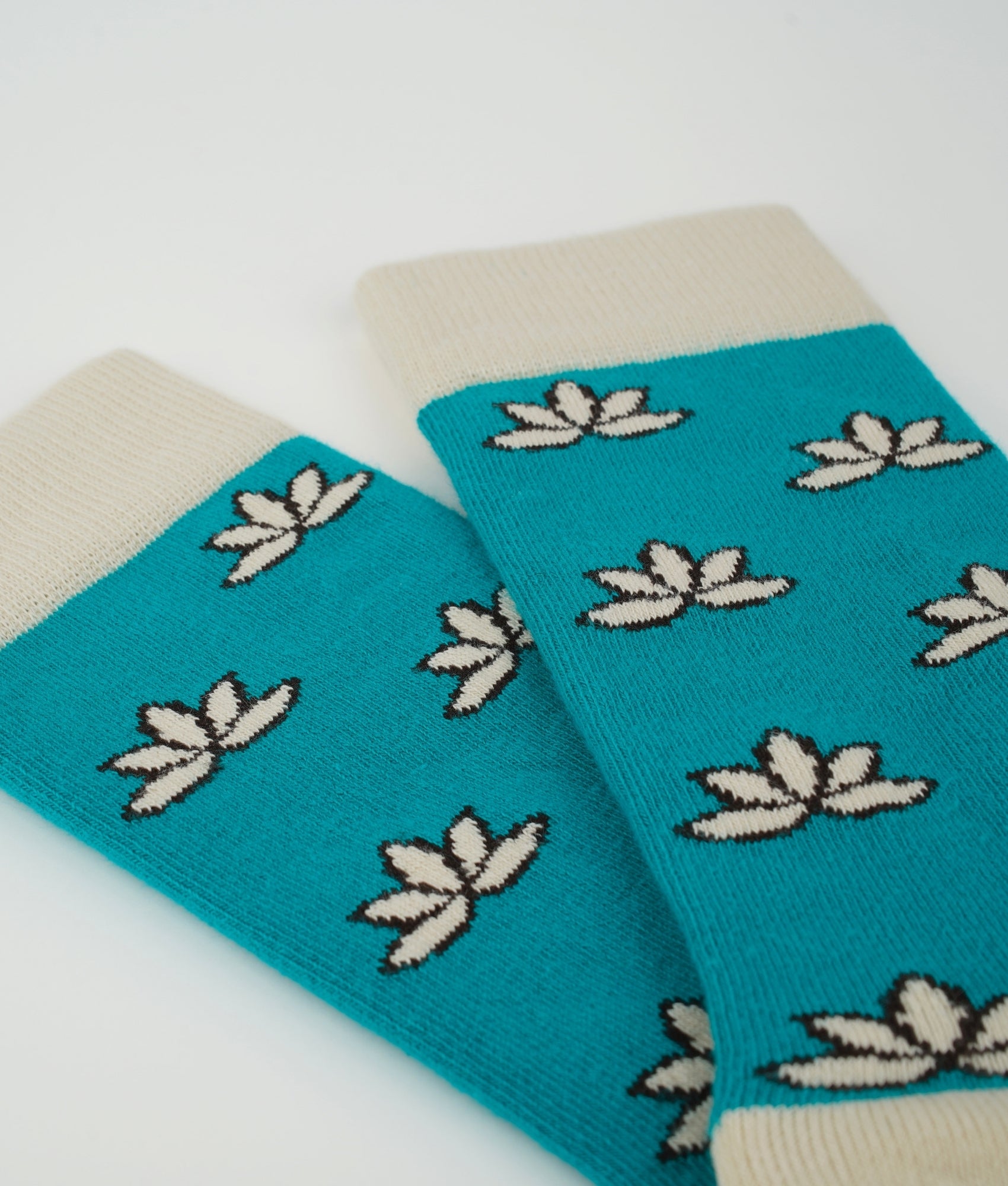 Chaussettes fantaisie vertes et crème à motif de lotus.
