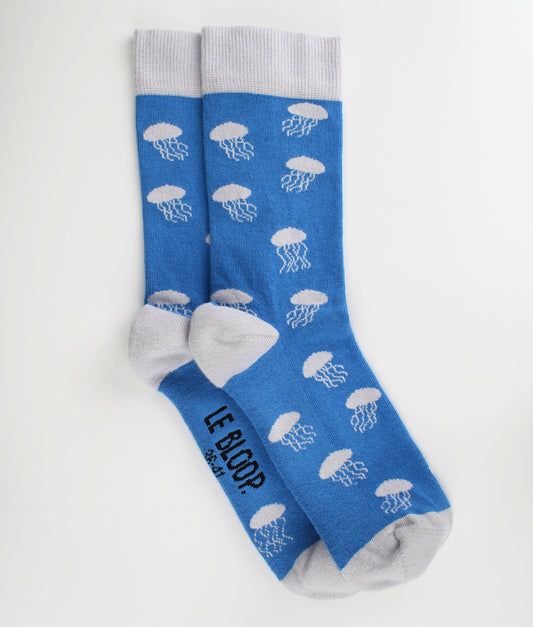 Chaussettes fantaisie bleues à motif de méduses. Confectionnées en Europe en coton biologique, elles allient confort, qualité et inspiration marine pour accompagner toutes vos tenues.