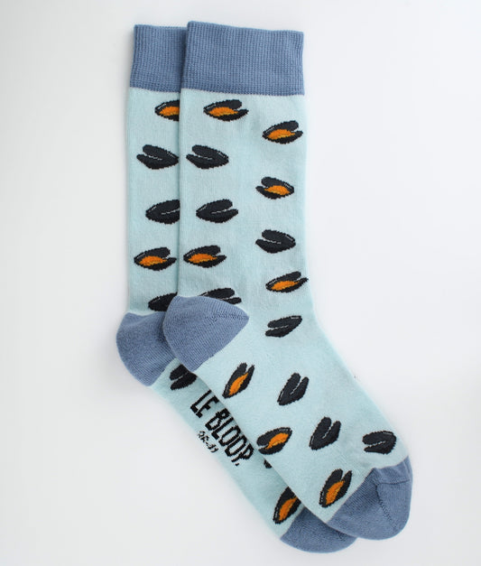 Chaussettes fantaisie bleues à motif de moules.