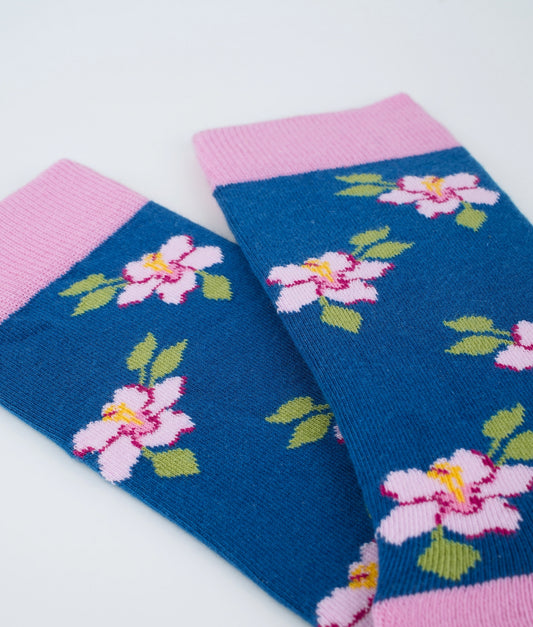 Chaussettes en coton biologique avec imprimé de roses trémières roses, chaussettes fantaisie fleuries et originales