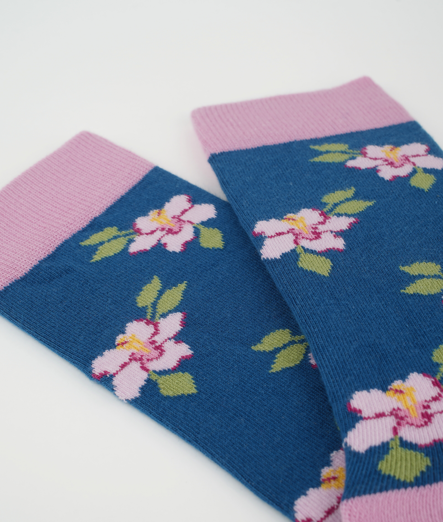 Chaussettes fantaisie en coton biologique avec motif de roses trémières roses