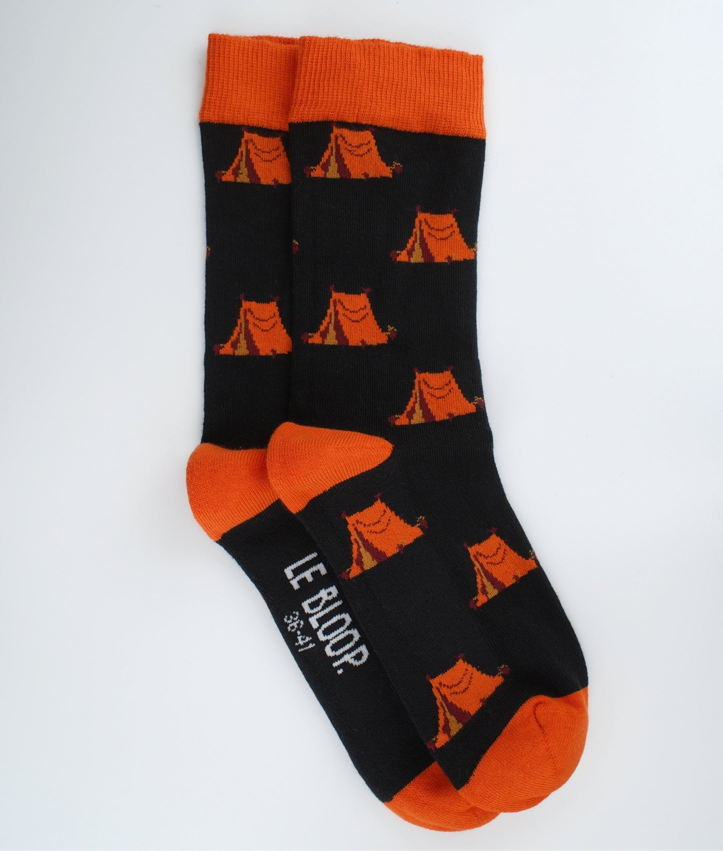 Chaussettes fantaisie noires à motif de tentes de camping, parfaites pour les amoureux d’aventure et de plein air. Fabriquées en Europe en coton biologique, elles offrent confort, douceur et résistance au quotidien.
