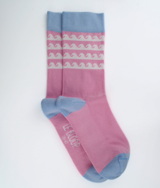 Chaussettes roses en coton biologique avec imprimé de vagues blanches