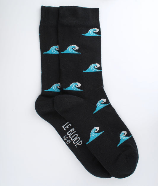 Chaussettes fantaisie noires à motif de vagues de surf, inspirées de l’océan et de l’esprit des plages atlantiques. Fabriquées en Europe en coton biologique, elles allient confort, douceur et originalité au quotidien.