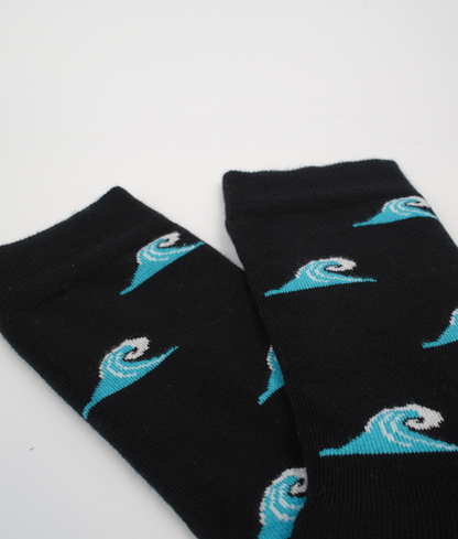 Chaussettes fantaisie en coton biologique noires avec motif de vagues et de surf