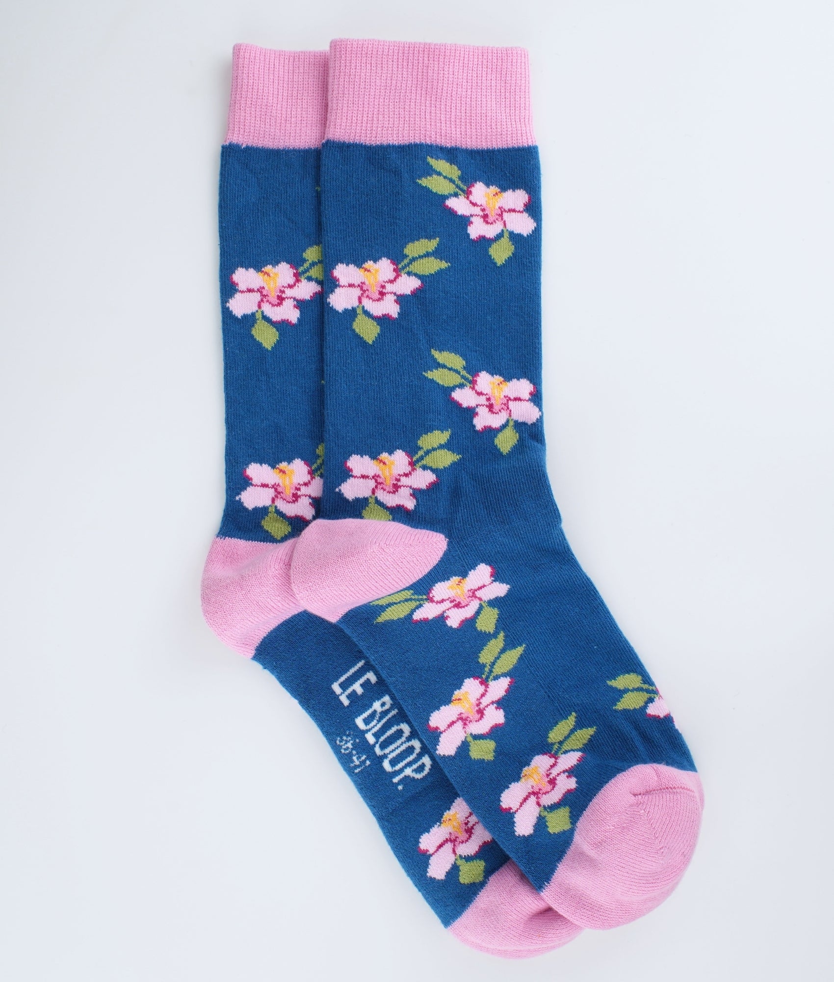 Chaussettes en coton biologique avec imprimé de roses trémières roses, chaussettes fantaisie fleuries et originales.