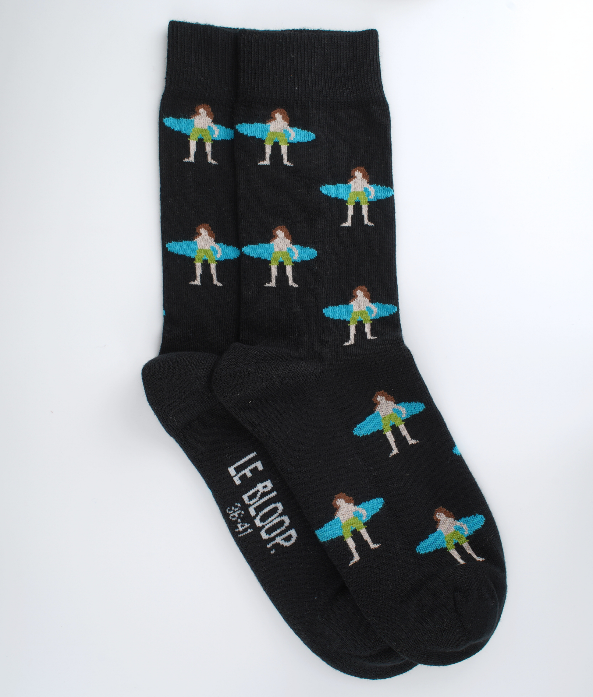 Chaussettes fantaisie en coton biologique noires avec motif de surfeurs