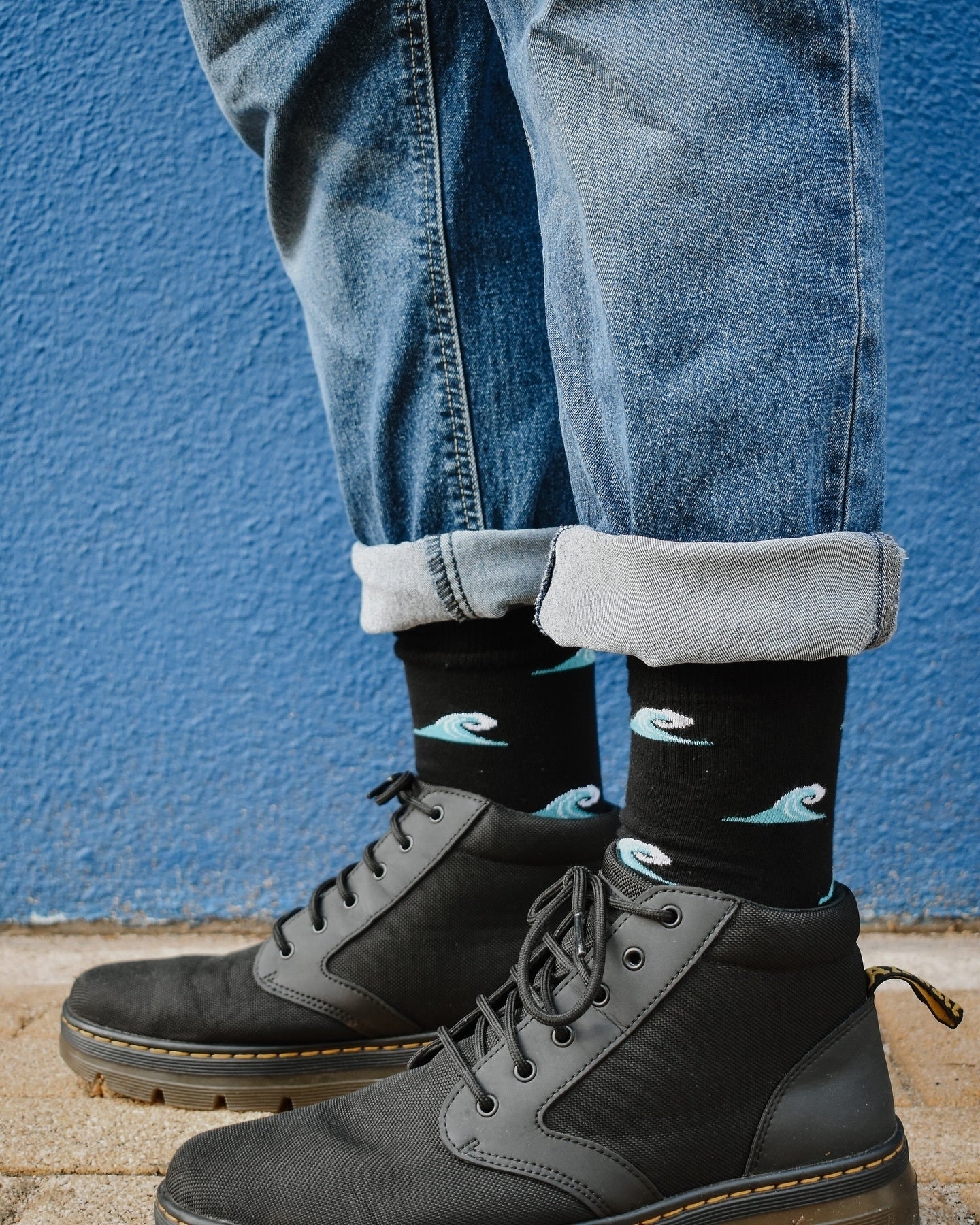 Chaussettes fantaisie en coton biologique noires avec motif de vagues et de surf