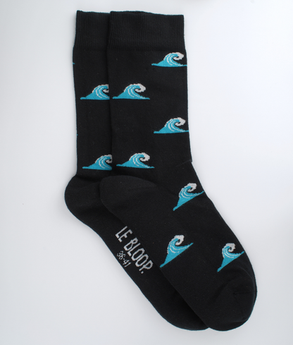 Chaussettes fantaisie en coton biologique noires avec motif de vagues et de surf