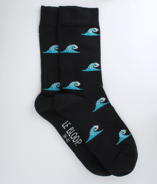 Chaussettes fantaisie en coton biologique noires avec motif de vagues et de surf