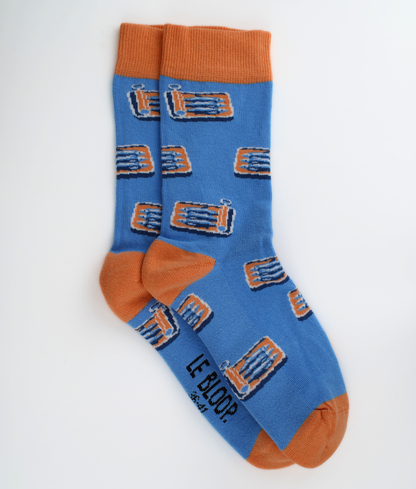 Chaussettes fantaisie en coton biologique bleues et orange avec motif de boîtes de sardines