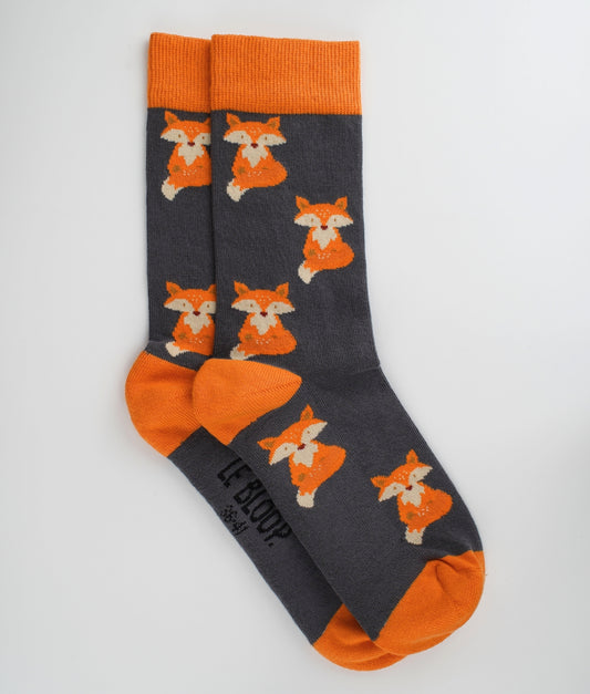 Chaussettes fantaisie orange à motif de renards. Fabriquées en Europe en coton biologique, elles apportent une touche chaleureuse et originale tout en offrant confort et douceur au quotidien.