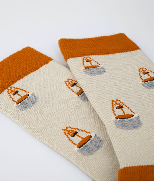 Chaussettes fantaisie à motif de puits. Tricotées en Europe en coton biologique, elles offrent confort, résistance et finitions plates sans couture.