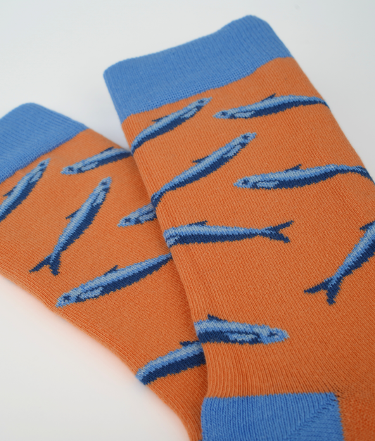 Chaussettes fantaisie en coton biologique orange avec motif de sardines bleues