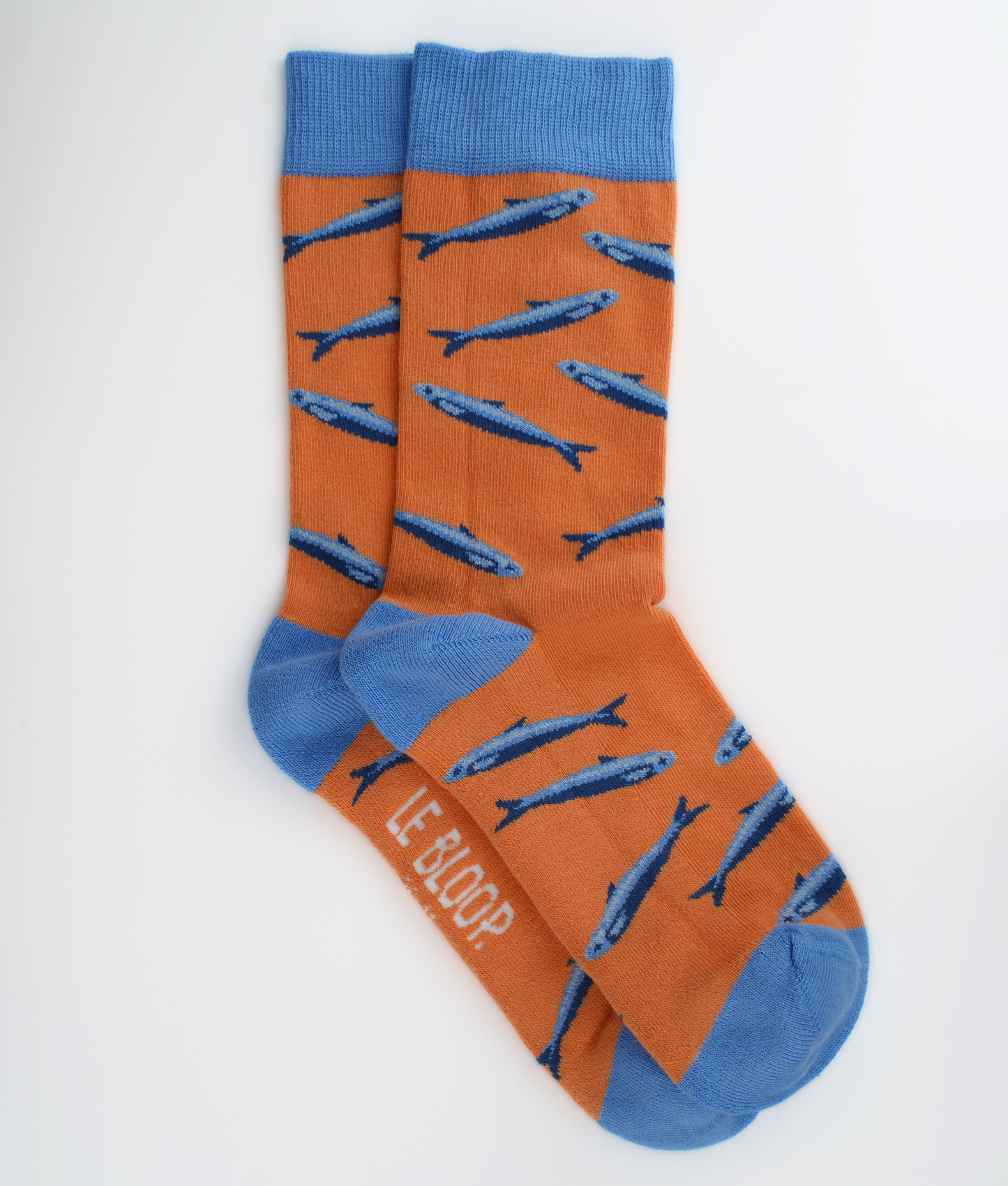 Chaussettes orange en coton biologique avec imprimé de sardines bleues, chaussettes fantaisie inspirées du bord de mer