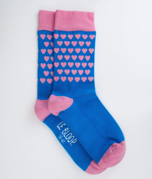 Chaussettes fantaisie roses et bleues à motif de cœurs. Fabriquées en Europe en coton biologique, elles offrent douceur, confort et qualité au quotidien.