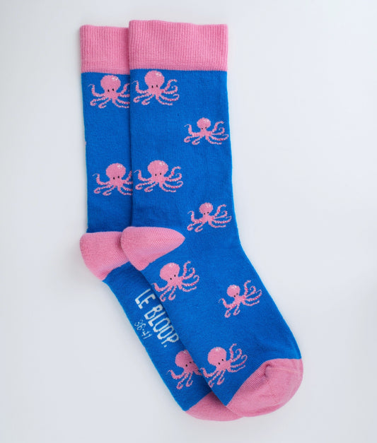 Chaussettes fantaisie roses et bleues à motif de pieuvres.