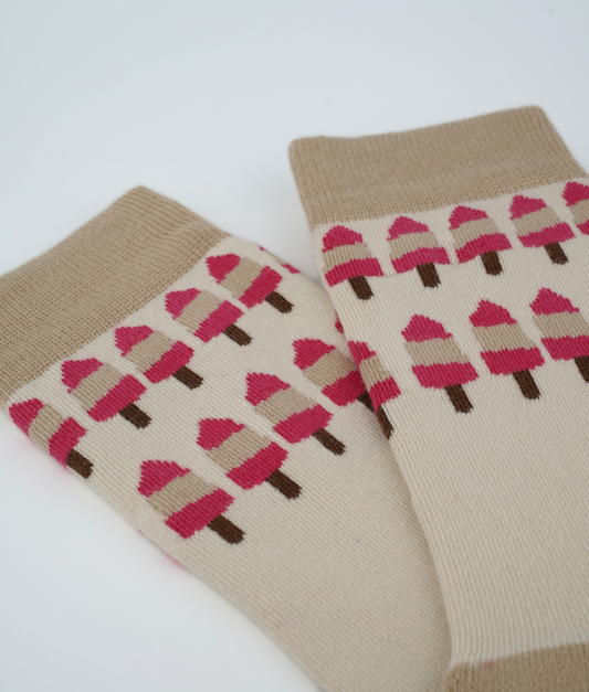 Chaussettes fantaisie en coton biologique roses avec motif de cornets de glaces