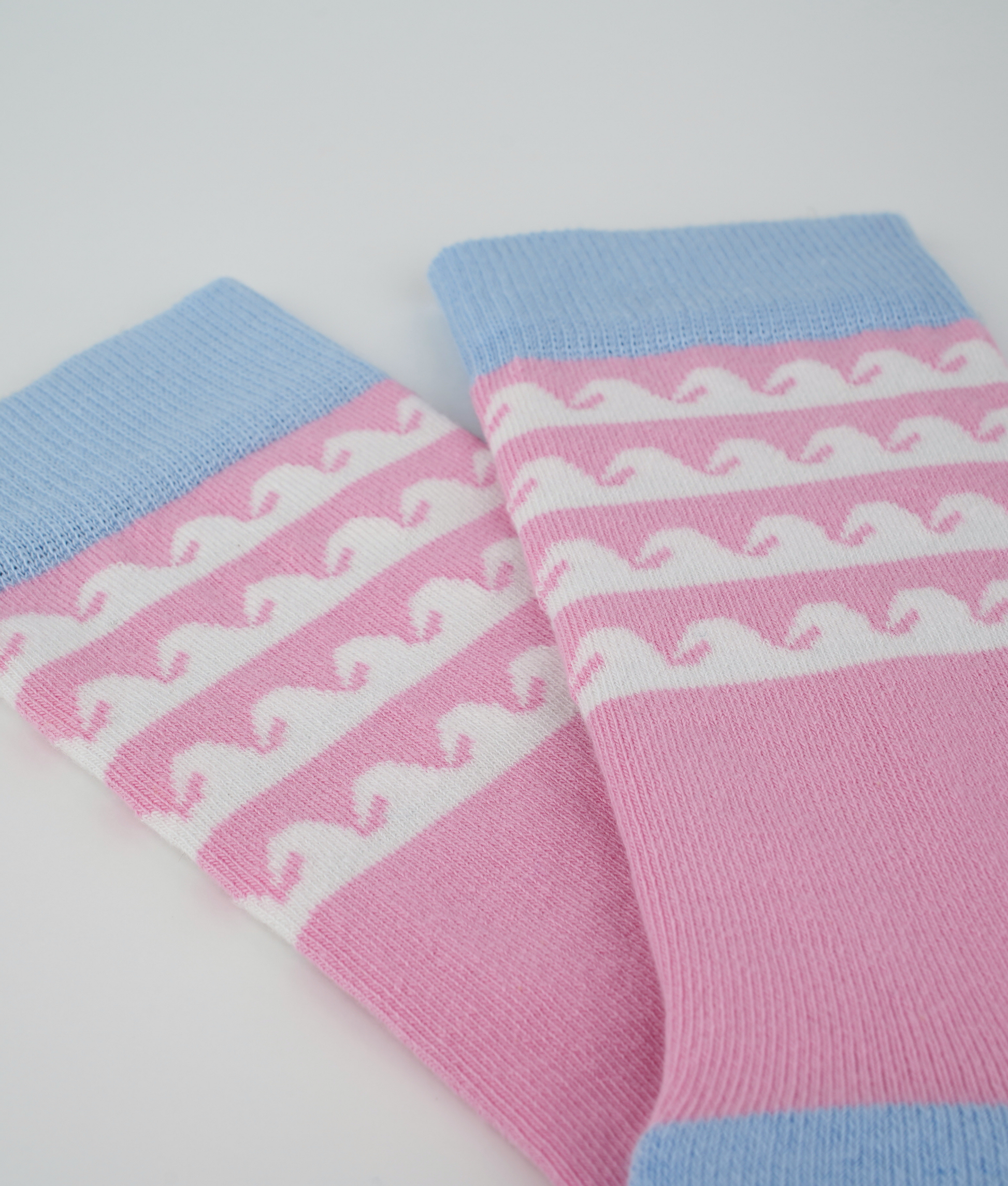 Chaussettes fantaisie en coton biologique roses avec motif de vagues blanches