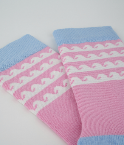 Chaussettes fantaisie en coton biologique roses avec motif de vagues blanches