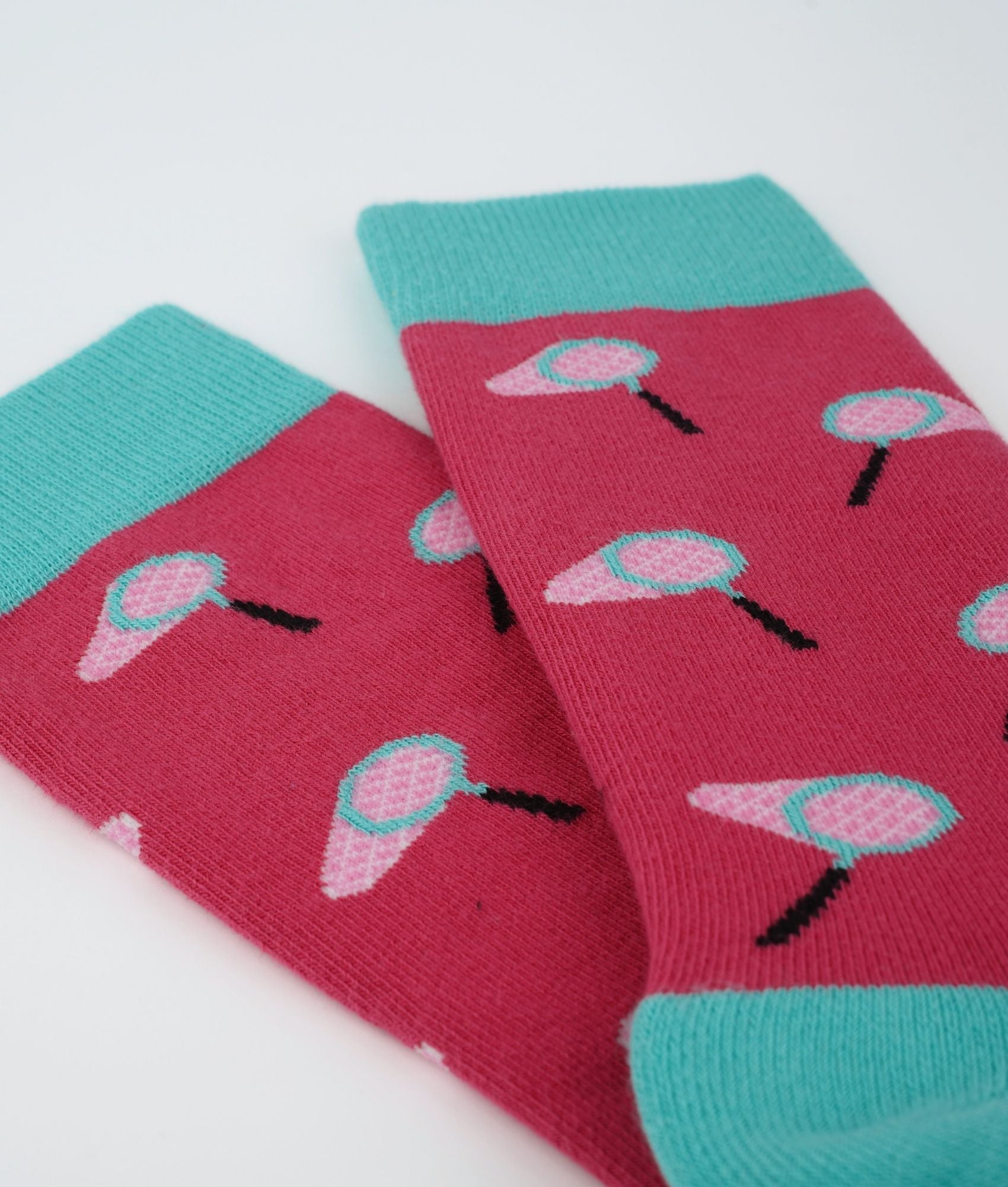 Chaussettes fantaisie en coton biologique roses et turquoise avec motif d'épuisettes crevettes