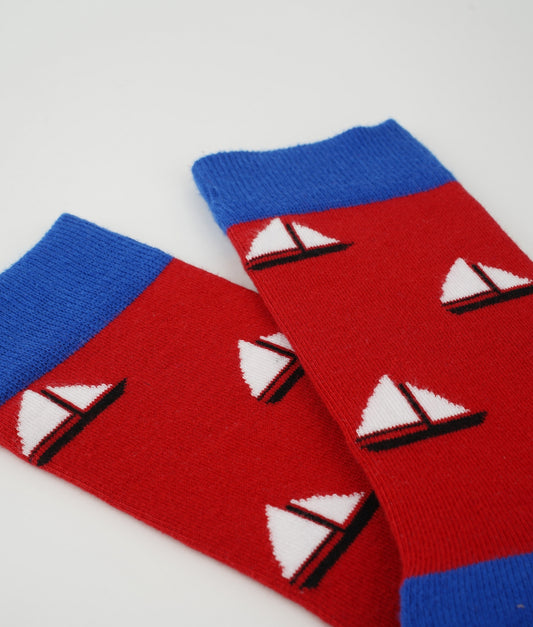 Chaussettes fantaisie rouges et bleues à motif de voiliers, inspirées des balades en mer et de l’univers nautique. Fabriquées en Europe en coton biologique, elles allient confort, douceur et style marin au quotidien.
