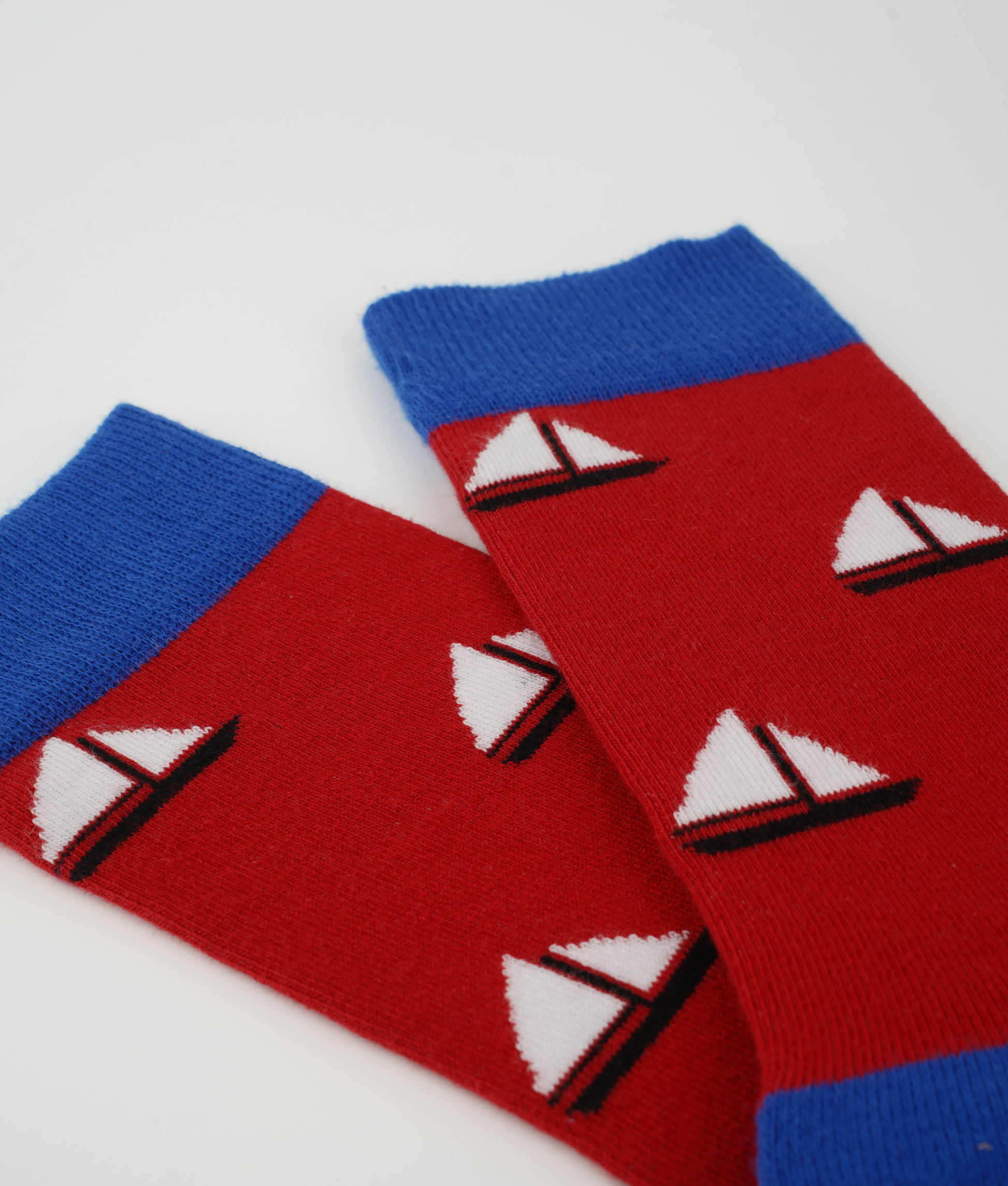 Chaussettes fantaisie en coton biologique rouges avec motif de voiliers