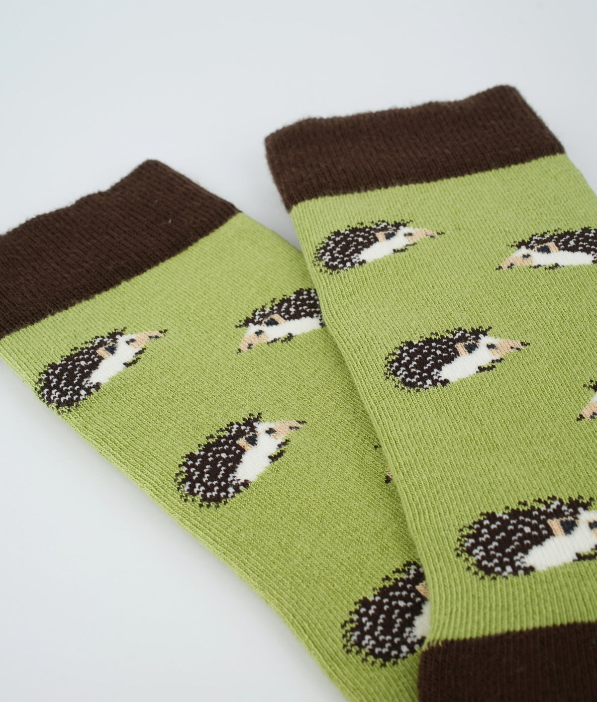Chaussettes fantaisie vertes à motif de hérissons.