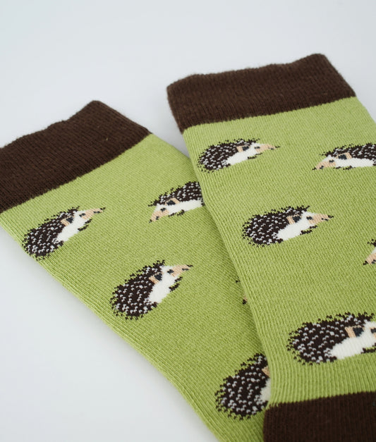 Chaussettes fantaisie vertes à motif de hérissons.